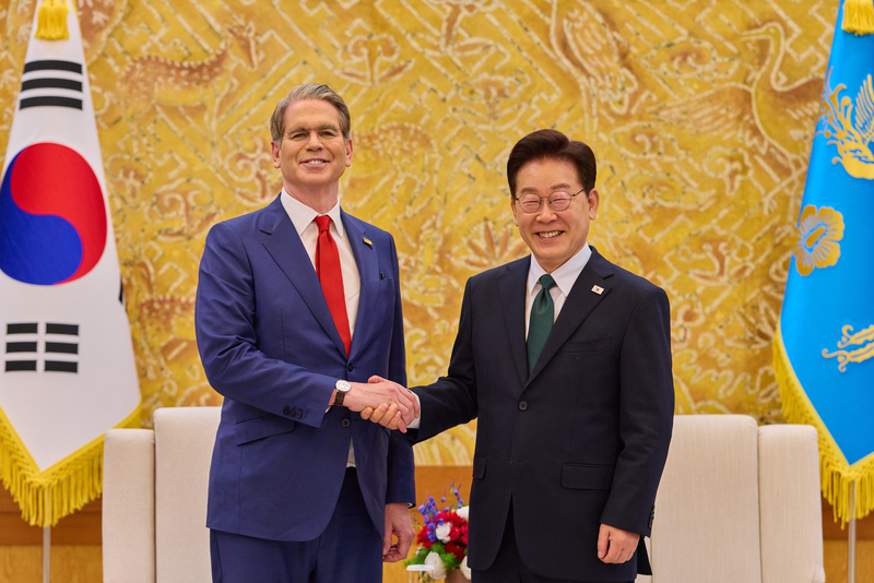 美國總統川普訪中之際，美國財政部長貝森特（左）、中國國務院副總理何立峰13日先在韓國進行經貿磋商，韓國總統李在明（右）也與貝森特會面。（青瓦台提供）

