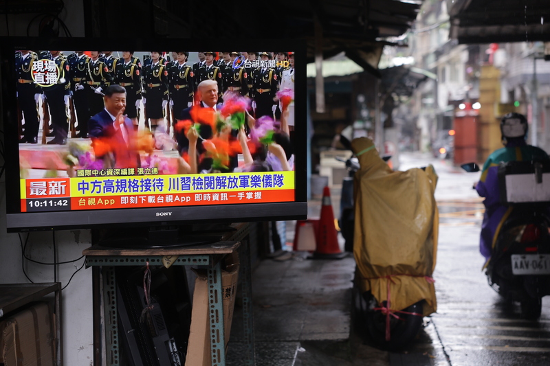 美國總統川普和中國國家主席習近平14日在北京人民大會堂會面，習近平在北京人民大會堂東門外廣場舉行歡迎儀式。圖為台北市萬華區1間電器行播放即時新聞。