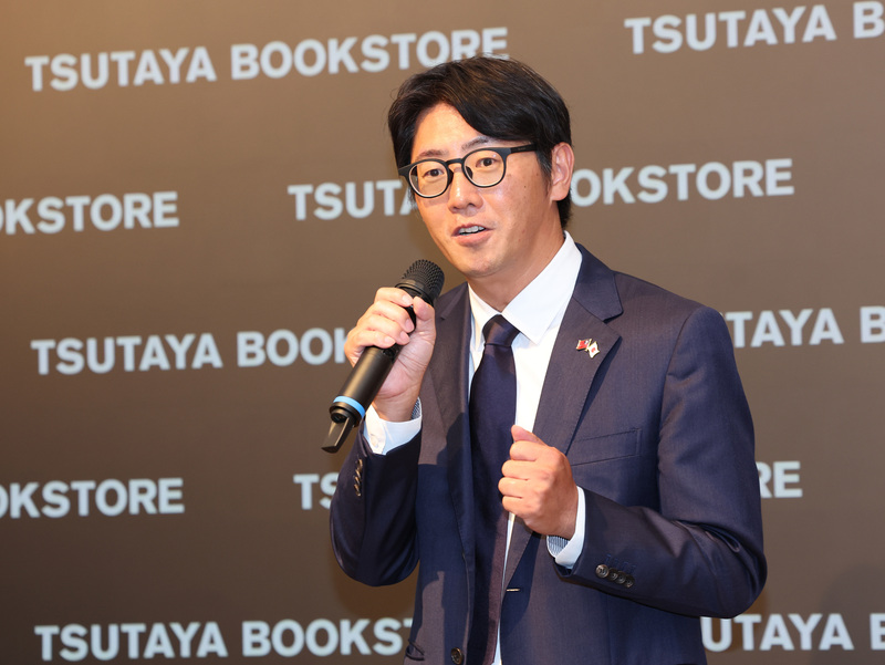日本書店TSUTAYA BOOKSTORE（蔦屋書店）進駐松山文創園區，16日將盛大開幕，14日率先舉行開幕活動，台灣蔦屋董事長大塚一馬（圖）會中致詞，向與會來賓致意。
