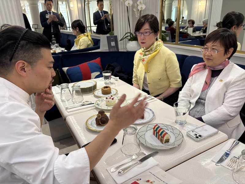 中華民國僑務委員會委員長徐佳青（右）走訪美歐多國，在巴(黎)期間，於駐法代表郝培芝(中)陪同下，拜訪來自台灣的艾里賽宮甜點主廚行倫邑（左）。