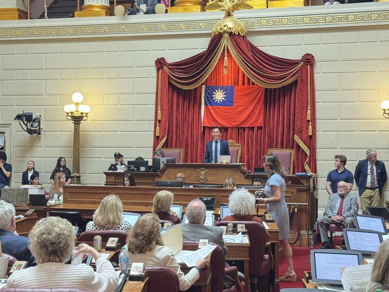 美國羅德島州議院12日通過友台決議，會場高掛中華民國國旗，駐波士頓辦事處長廖朝宏在主席台上感謝州議員長期對台支持。
（駐波士頓辦事處提供）