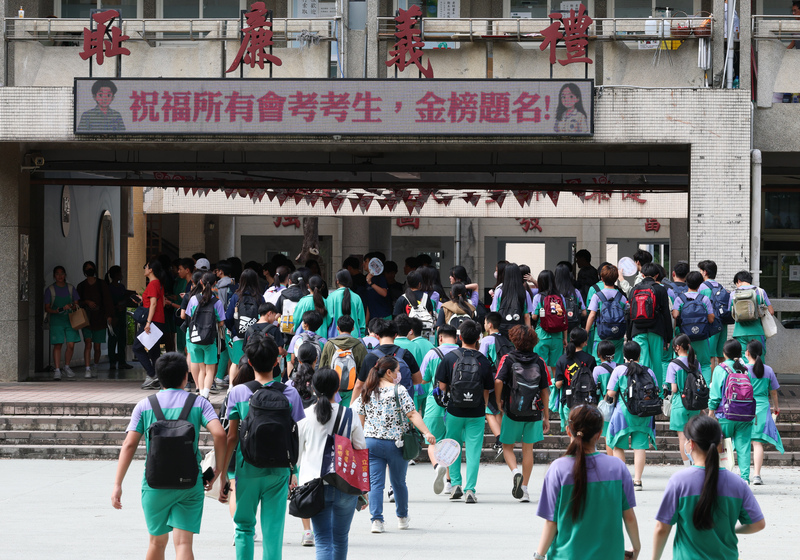 115年國中教育會考今天(16日)起登場。圖為15日下午考生前往查看考場。(中央社)