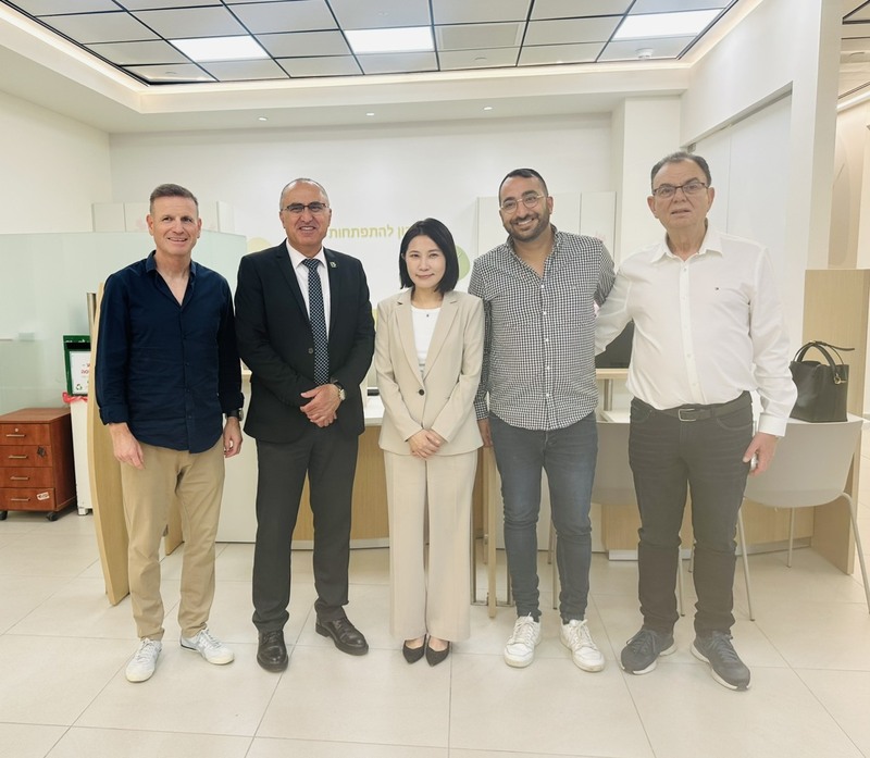 駐以色列代表李雅萍14日在以色列醫學協會主席哈蓋見證下，代表台灣政府宣布成為以色列凱普蘭醫學中心「特殊兒童發展醫療計畫」合作夥伴。圖為李雅萍（中）與凱普蘭醫學中心院長貝德（左2）及哈蓋（右1）合影。（駐以色列代表處提供）