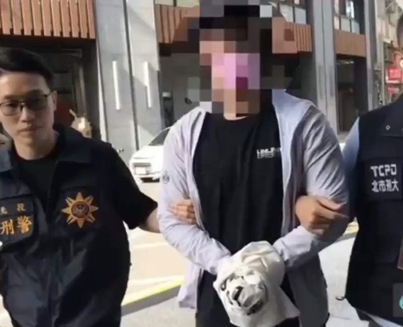 孫安佐在社群平台貼出在河堤旁測試自製噴火槍的影片，台北市北投警分局報請檢方指揮偵辦，16日拘提孫男等2人到案。（翻攝畫面）
