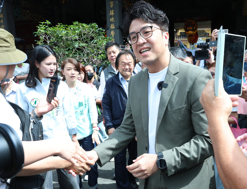 民進黨台北市長參選人沈伯洋（前右）16日前往大龍峒保安宮參香祈福，並接受媒體訪問。