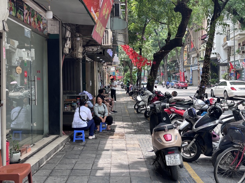 河內市容拉皮，還路於人，引起街頭文化、小攤生計與道路安全的討論。如今民眾皆緊貼店門而坐，不敢「逾越雷池」。