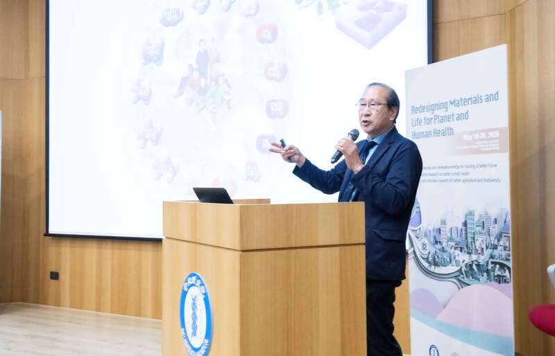 中央研究院與日本京都大學（KU）、美國加州大學洛杉磯校區（UCLA）18日起一連3天於台北舉辦研討會。首日邀請諾貝爾化學獎得主、日本京都大學特聘教授北川進發表專題演講。（中研院提供）
