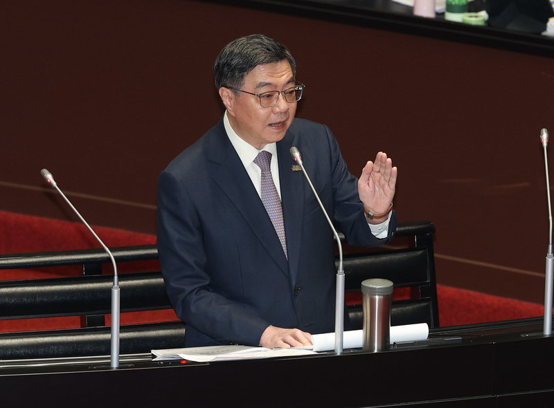 行政院長卓榮泰19日下午列席立法院會報告軍購特別預算案，針對台中市長盧秀燕向總統賴清德建議包括刪除台獨黨綱等議題，回應立委質詢。
