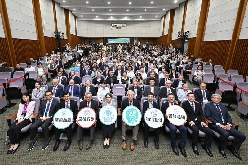 經濟部19日宣布，攜手國發會、國科會共同打造的「智慧機器人創新與應用研發中心」於工研院六甲院區正式成立，將聚焦醫療照護、物流倉儲、餐飲服務及巡檢救災等4大應用領域。（經濟部提供）