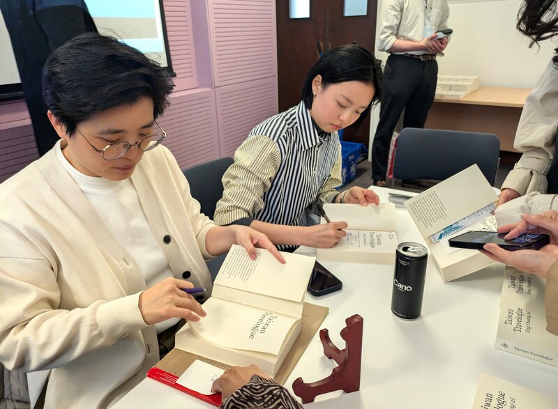 「臺灣漫遊錄」勇奪國際文學大獎「國際布克獎」，義大利知名出版社Fazi Editore 20日宣布已排定在2027年初出版義文版。圖為「臺灣漫遊錄」作者楊双子（左）與譯者金翎（右）18日在倫敦大學為讀者簽書。