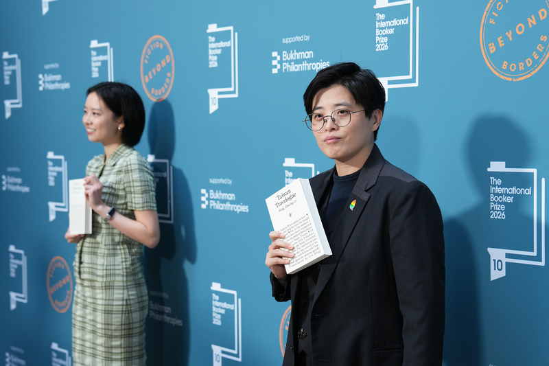 台灣作家楊双子（右）創作、譯者金翎（左）翻譯
的長篇小說「臺灣漫遊錄」19日在倫敦奪得布克國際獎。