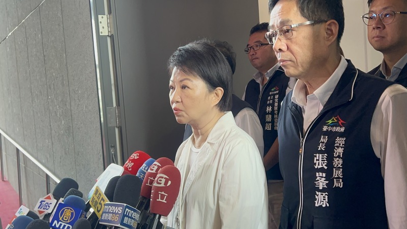 台中LaLaport賣場Under Armour運動用品店疑有「監視器對著更衣室」，台中市長盧秀燕（左）20日宣布，22日起將擴大稽查約17家百貨公司及大賣場。（台中市政府提供）