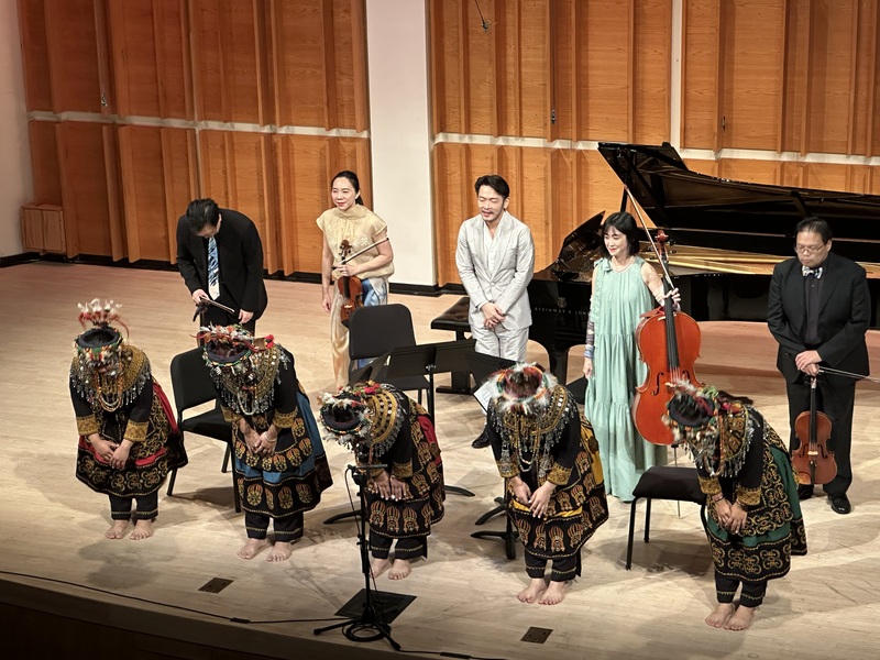 NSO國家交響樂團室內樂（後排）、鋼琴家嚴俊傑（後排中）及TBT泰武古謠傳唱（前排）在紐約考夫曼音樂中心演出，獲得如雷掌聲。