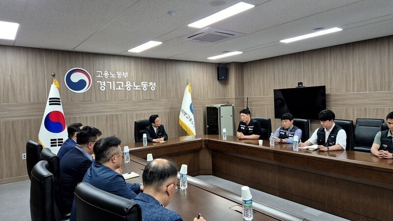 韓國三星電子勞資協商20日接近中午宣布再度破局，工會預計21日起展開罷工。為阻止罷工危機，僱傭勞動部長金榮訓20日下午親自擔任斡旋者，雙方再度展開協商，盼在最後關頭促成勞資對話並推動達成協議。
（韓國僱傭勞動部提供）