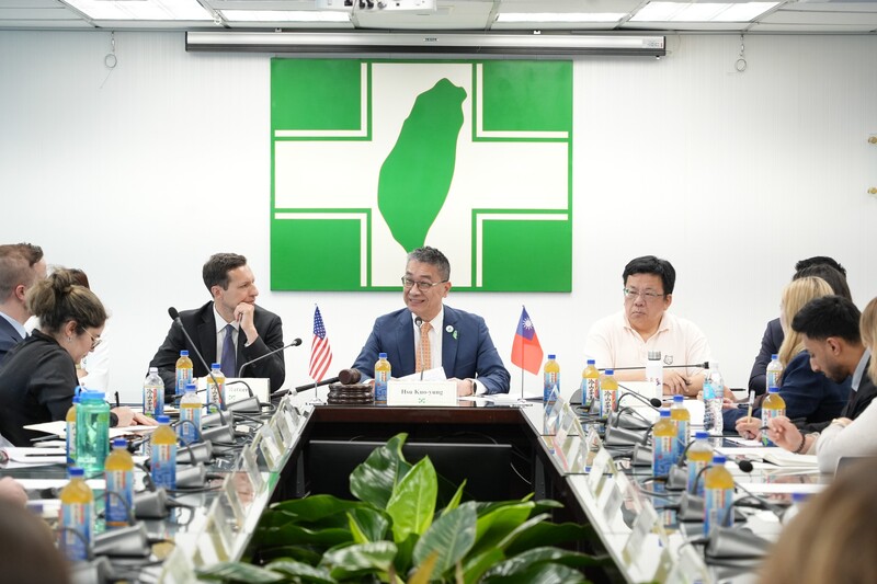 民進黨秘書長徐國勇19日會見前美國國防部印太安全事務助理部長瑞特納訪團。(圖：民進黨提供)