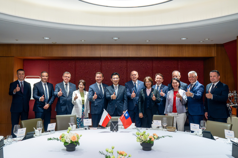 立法院副院長江啟臣（左6）20日款宴波蘭國會眾議院經濟委員會主席柯馬拉奇一行。（立法院提供）