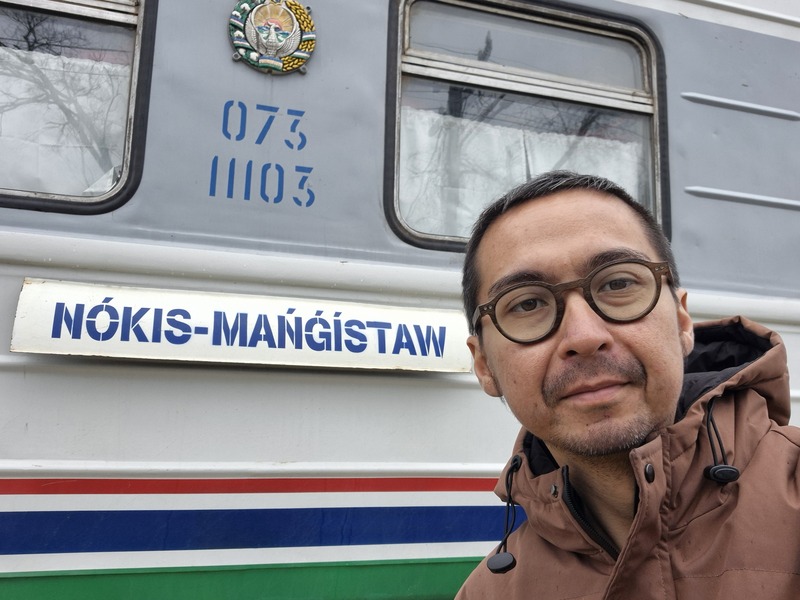 法國費加洛報記者德賈傑規劃壯遊，從巴黎搭火車遠赴亞洲，終點定在台灣。圖為他與一列從哈薩克阿
克套（Aktau）前往烏茲別克紐古斯（Nukus）的火車。（德賈傑提供）