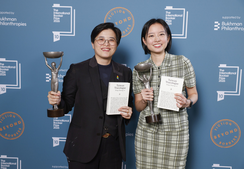 台灣作家楊双子（左）和譯者金翎（右）19日憑長篇小說「臺灣漫遊錄」獲頒國際文學大獎「國際布克
獎」。（布克獎基金會提供）