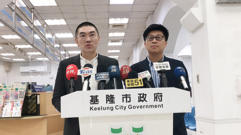 基隆市長謝國樑（左）與基隆市政府秘書長謝孝昆
（右）21日表示，將加強巡查基隆港船舶纜線懸掛防鼠盾，如果未依規定懸掛，將積極處理或建請中央開罰。