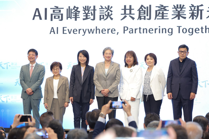 ED
蘇姿丰出席天下雜誌45週年AI論壇（3）
天下雜誌45週年旗艦論壇「AI高峰對談 共創產業新未
來」22日上午於台北舉行，超微執行長蘇姿丰（左
4）出席與緯穎董事長洪麗(宓冉)（左2）、SEMI國際
半導體產業協會全球行銷長暨台灣區總裁曹世綸（右
1）、玉山銀行董事長黃男州（左1）等人一同合影留
念。
中央社記者翁睿坤攝　115年5月22日