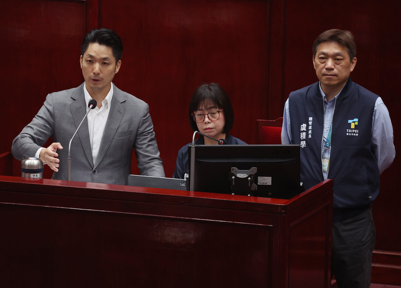 北院審理京華城案，認定20%容積獎勵違法。台北市長蔣萬安（左）22日列席台北市議會進行專案報告接受質詢時表示，都發局調查小組召集會議委員已做出建議撤銷，待會議紀錄等程序走完，22日就發文通知鼎越撤銷20%容獎。中為都發局局長簡瑟芳，右為建管處處長虞積學。