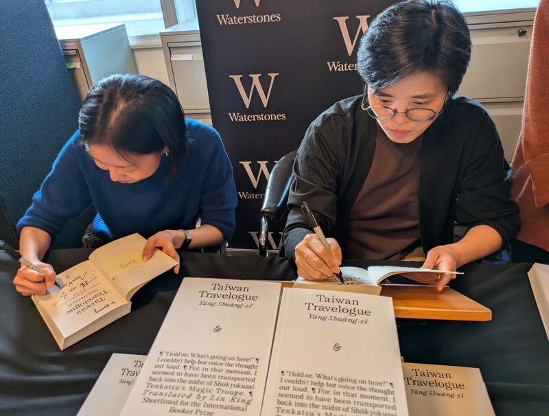 台灣作家楊双子（右）和譯者金翎（左）勇奪國際文學大獎2026年「國際布克獎」，21日晚間在倫敦出席獲獎後首場公開活動，為粉絲簽書，書店也將販售「臺灣漫遊錄」作家與譯者簽名版。