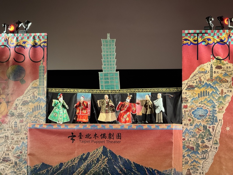 台北木偶劇團20日在捷克布拉格演出「Formosa美麗之島」，以台灣正統布袋戲「掌中技藝」作為表演基礎，並在演出中加入珍珠奶茶與「台北101鎮壓惡龍」的創意橋段，以生動有趣的方式，加深海外觀眾對台灣的印象。