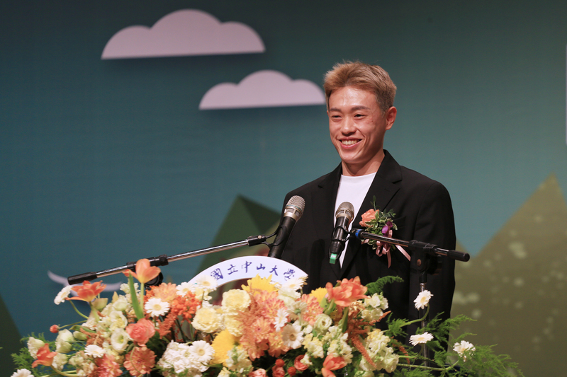 國立中山大學23日舉行2026年畢業典禮，邀請羽球國手林俊易（圖）致詞分享經驗，他以自身從低潮到奪冠的歷程，勉勵畢業生不放棄。（中山大學提供）