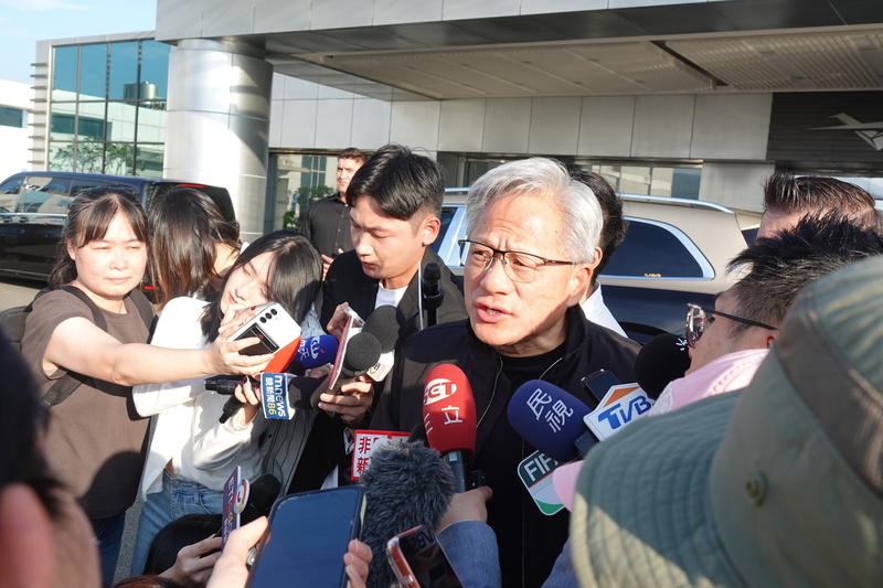 輝達執行長黃仁勳（右黑衣者）23日下午搭乘私人專
機抵台，在松山機場商務中心外接受媒體聯訪。