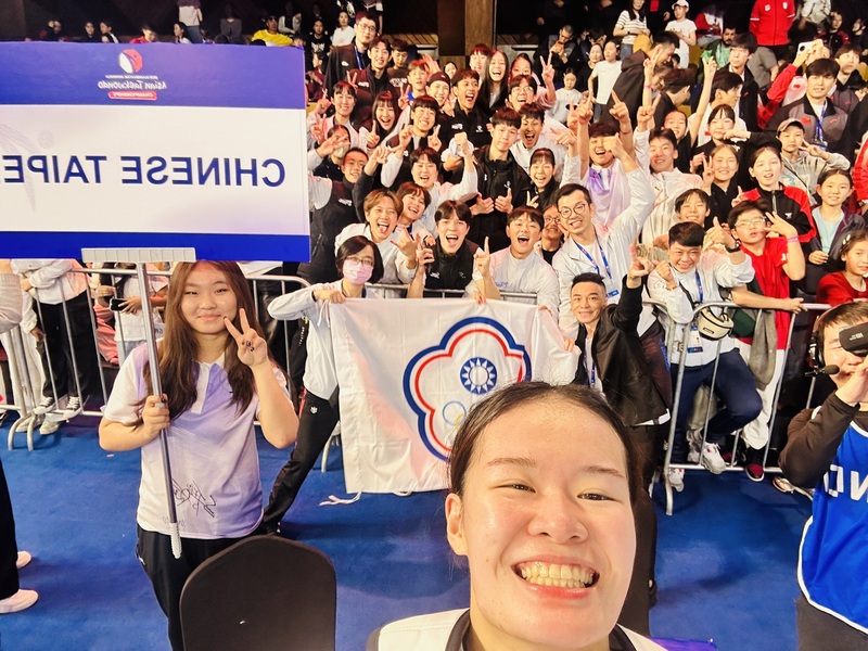 2026亞洲跆拳道錦標賽台灣女將張芮恩（前）24日在女子62公斤級金牌戰踢出生涯代表作奪金，賽後興奮與代表團隊友們自拍合影。（教練朱建安提供）
