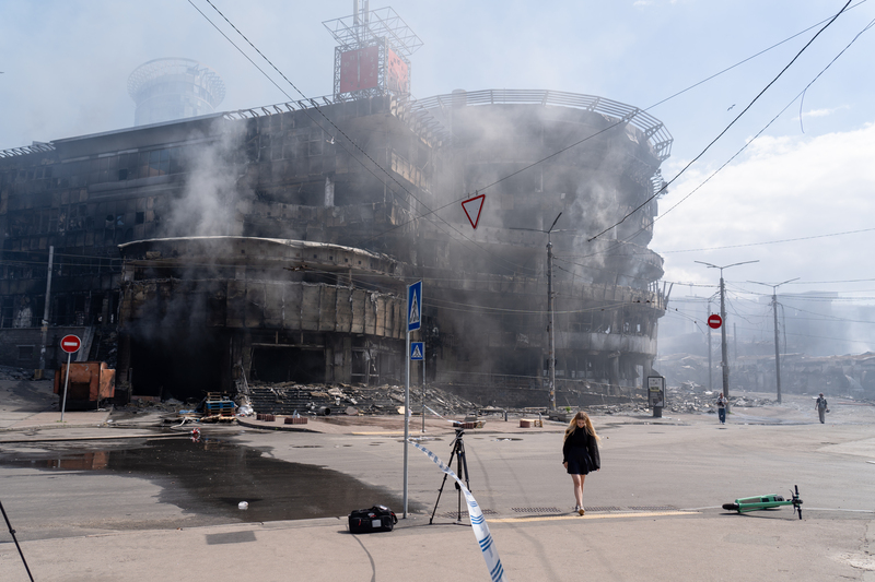 俄羅斯24日凌晨對烏克蘭發動大規模空襲，造成烏克蘭全國至少4人死亡、近百人受傷。基輔多處住宅與商業區受波及。