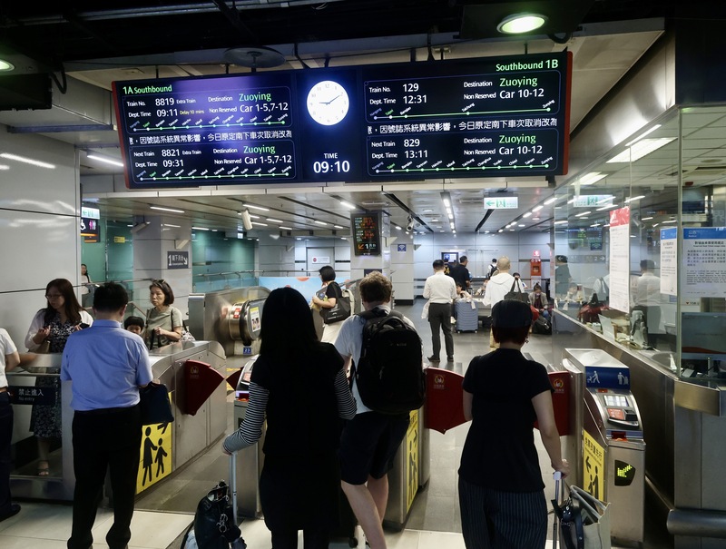 台灣高鐵25日因號誌系統異常影響導致各班次列車延誤，經初步了解是更換SMC電源模組後，產生電流不穩定，26日營運狀況待確認。(中央社)