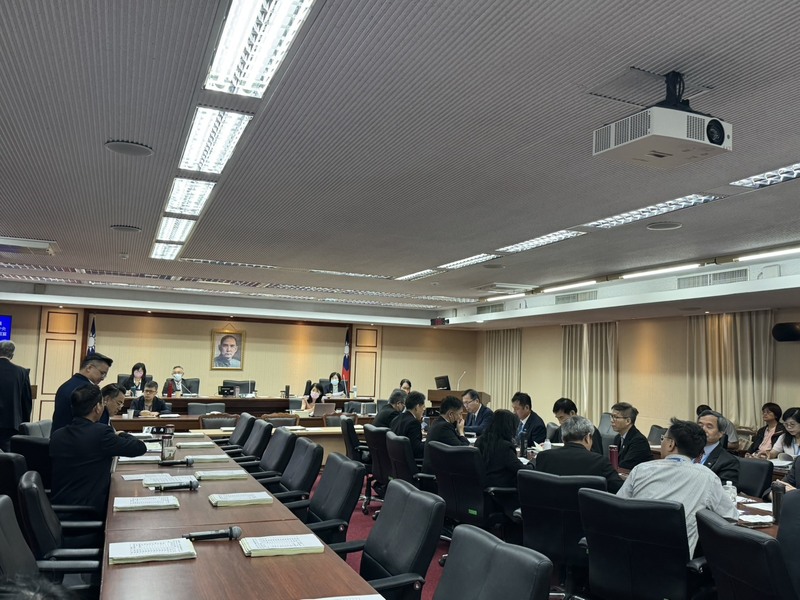 立法院交通委員會25日審查氣象署、觀光署等單位預算。由於高鐵訊號異常，導致交通部長陳世凱、召委林俊憲、立委陳素月、徐富癸等都無法準時抵達立法院，讓交通委員會開始開會後就先宣布休息。