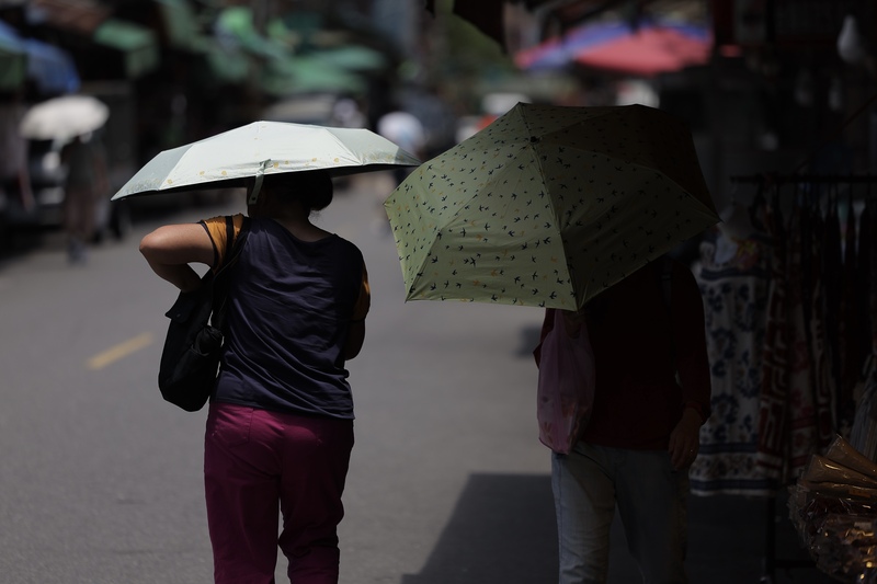 中央氣象署指出，26日持續受太平洋高壓影響，台灣各地均為晴到多雲。
