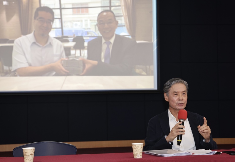 PD
馬英九基金會風波　金溥聰提相關事證
馬英九基金會風波持續延燒，受前總統馬英九委託的
前國安會祕書長金溥聰（圖）25日舉行記者會，他出
示一張前員工蕭旭岑與台企聯會長韓螢煥手拿現金合
影表示，基金會查了這1、2年的紀錄，也請會計師事
務所比對，都未找到類似金額的入帳紀錄，不知這張
照片要如何解釋。
中央社記者趙世勳攝　115年5月25日