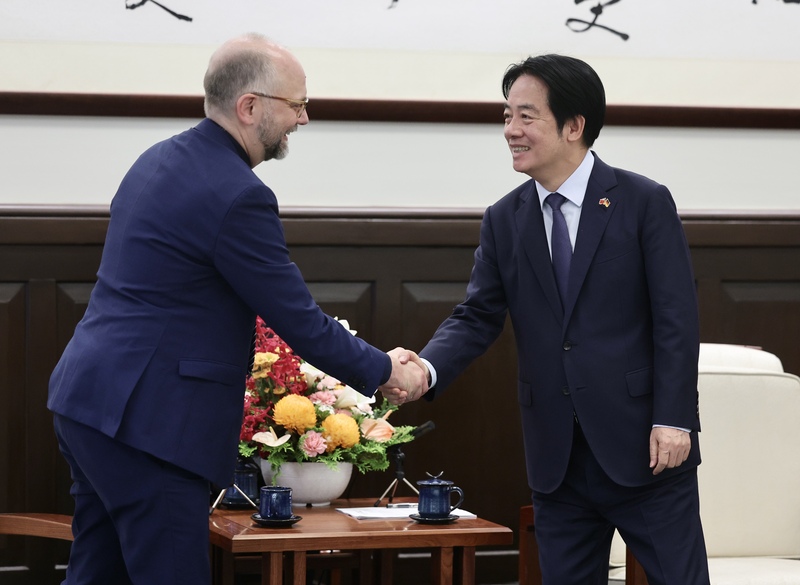 總統賴清德（右）26日在總統府接見德國國會友台小
組跨黨派議員訪問團，並感謝德國政府及國會，對台
灣的重視與支持。
中央社記者張皓安攝　115年5月26日