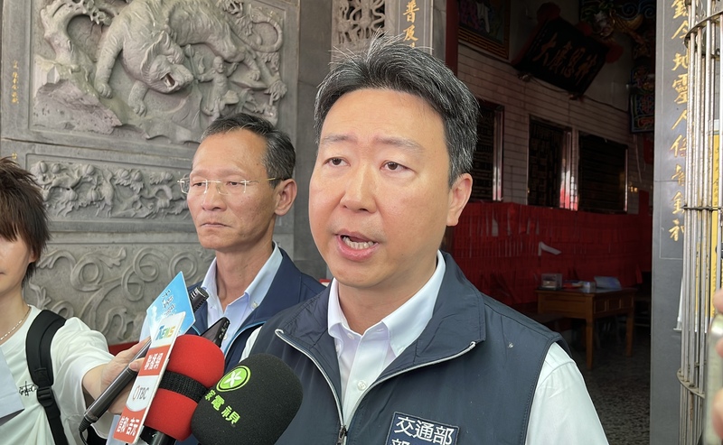 台灣高鐵25日發生訊號異常導致降維營運，經漏夜搶修，26日恢復正常運行。交通部長陳世凱(右)26日上午受訪表示，已要求找出原因，並研議提供旅客辦理線上退費。