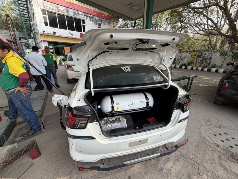 中東戰爭導致全球能源供應短缺，印度壓縮天然氣（CNG）26日漲價後，已於兩週內4度調升，包括Uber、機動三輪車司機紛紛叫苦，陷入加價客人不搭、不加則收入嚴重縮水的兩難。圖為正在加壓縮天然氣的Uber車輛。