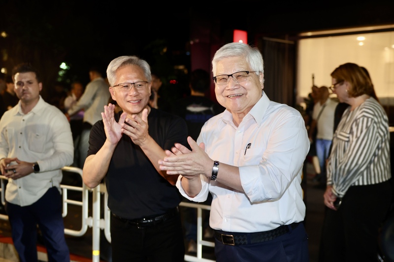 輝達（NVIDIA）執行長黃仁勳（前左）26日晚間在台北與台積電董事長魏哲家（前右）餐敘交流，2人餐後一同走出店外，鼓掌向現場辛苦守候的媒體朋友致意。