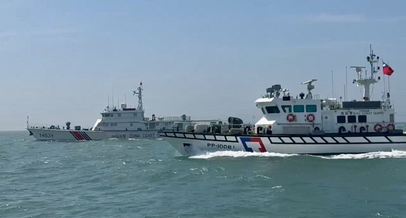 中國海警船連2日侵擾金門水域，海巡巡防艇全程一對一併航蒐證，並以中、英文廣播驅離。（海洋委員會海巡署金馬澎分署提供）
