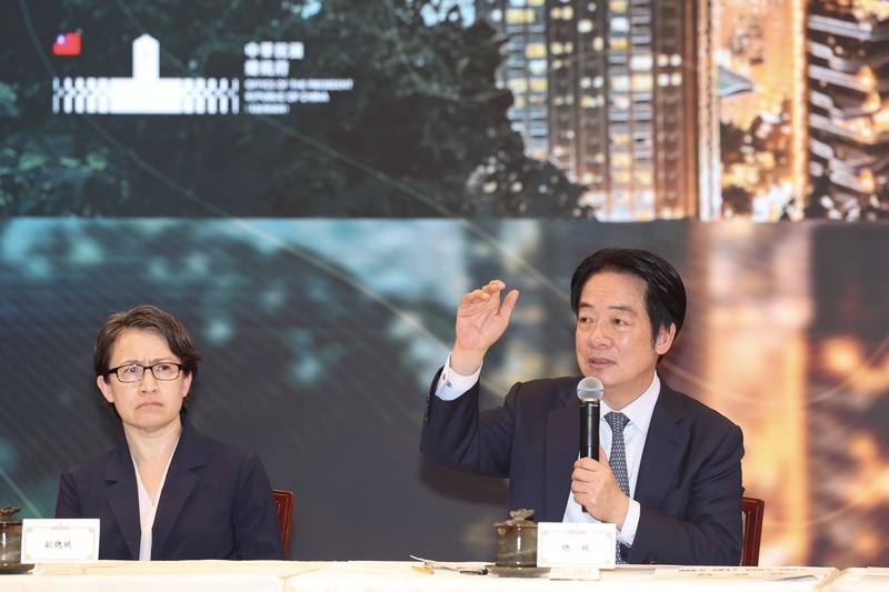 「台灣人口對策新戰略—家庭支持篇」國安高層會議會後記者會27日在總統府舉行，總統賴清德（右）回應媒體提問，左為副總統蕭美琴。