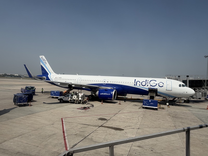 航空燃料價格受中東戰事影響飆高，加上印度處於國內旅行淡季，各家航空公司針對國內線減班，以減少虧損，印度航空將減少15%國內線航班、靛藍航空（圖）將減少5%到7%的國內線航班。
