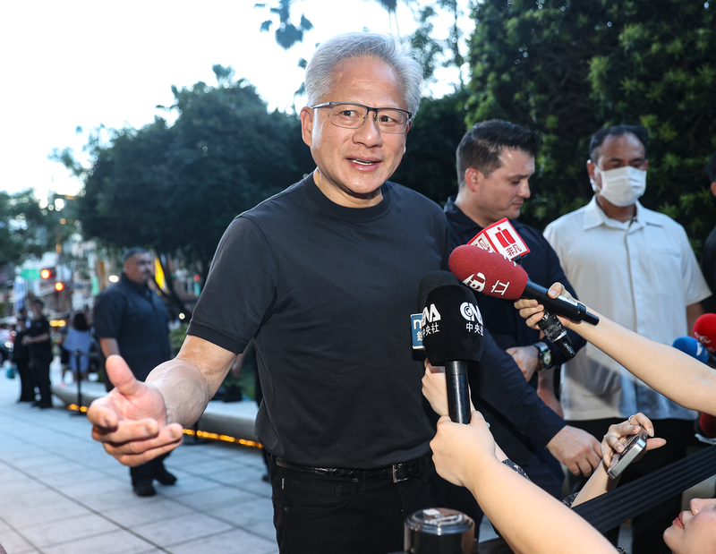 輝達（NVIDIA）執行長黃仁勳（圖）27日下午在台北與廣達董事長林百里餐敘，入場前接受現場媒體訪
問。
