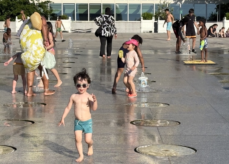 法國出現罕見的5月酷熱天氣，巴黎不少家長在傍晚帶孩子到公園戲水解暑。