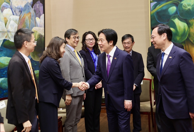 總統賴清德（中）28日在總統府接見「世衛行動團」成員，對他們為台灣醫療與國際接軌做出的努力給予肯定，並逐一與世衛行動團成員握手致意。