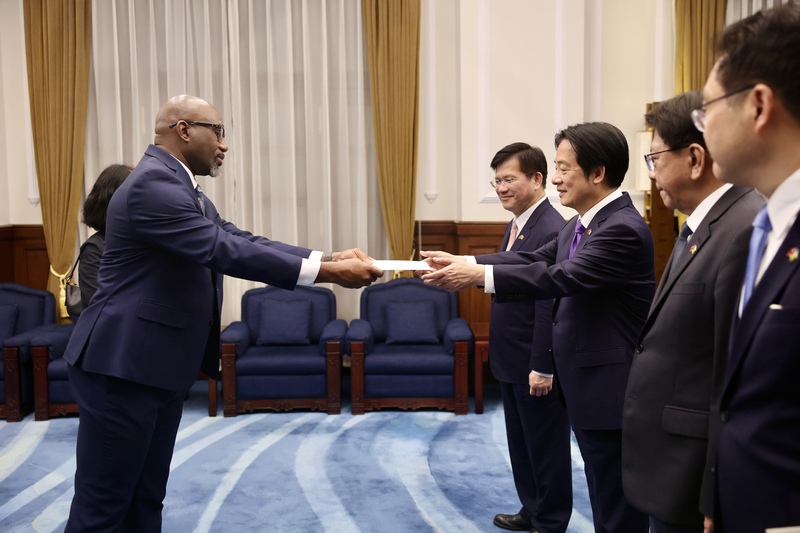 總統賴清德（右3）28日在總統府接受聖文森及格瑞那丁新任駐台特命全權大使姜康特（左）（Kenton Chance）呈遞到任國書。