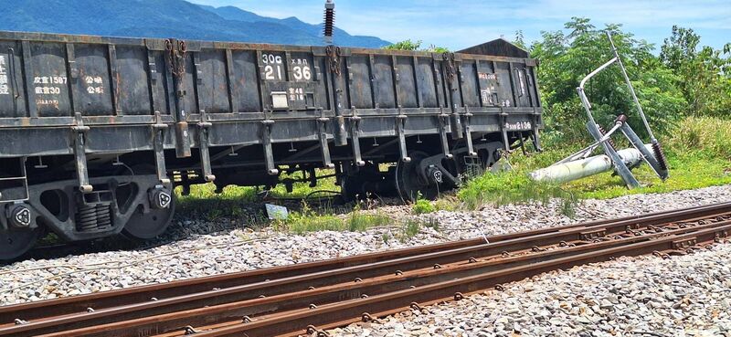 國營台灣鐵路股份有限公司貨物列車28日在池上站作業時出軌撞電桿，修復工程影響，富里到關山公車接駁。
（台鐵提供）
