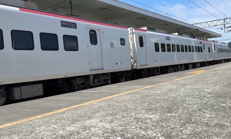 台鐵417次普悠瑪號列車28日中午於池上站出站時勾斷電車線，富里至池上間暫時不通。台鐵持續搶修電力設備，估晚間8時30分修復。（圖：民眾提供）