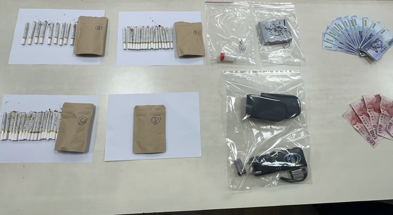 桃園市21歲吳姓男子26日中午施用摻有愷他命香菸後駕車南下，毒駕到花蓮，遭警方攔查後驗出毒品反應，並於車內發現多支彩虹菸、電擊棒1組、現金等證物。（新城警分局提供）