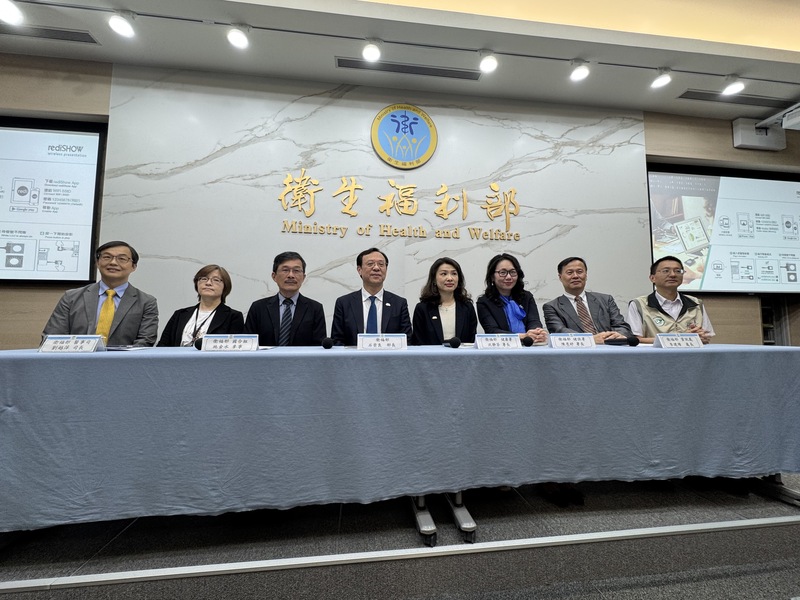 衛生福利部長石崇良(左4)28日下午主持世衛行動團返國記者會說明成果。